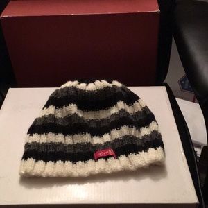 🔥Sale🔥..Cute Black, cream and white hat..EUC